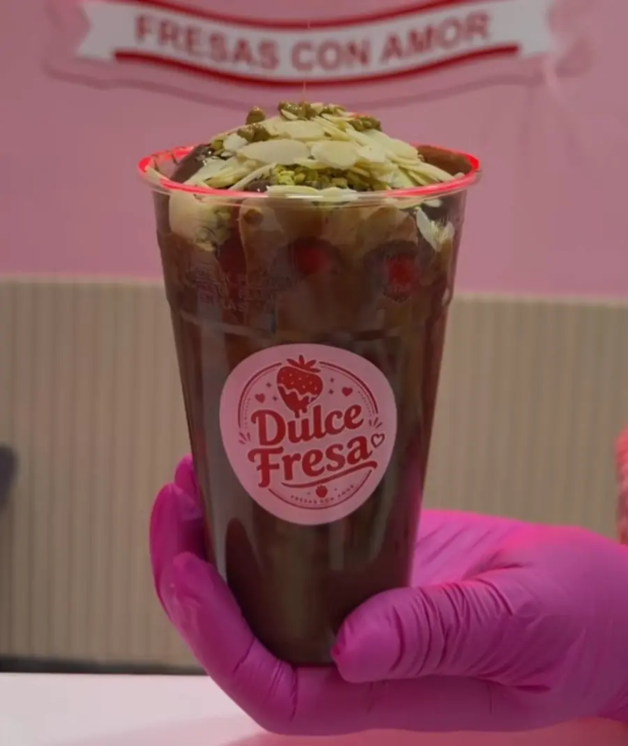 Vaso de fresas con chocolate, almendra laminada y pistacho