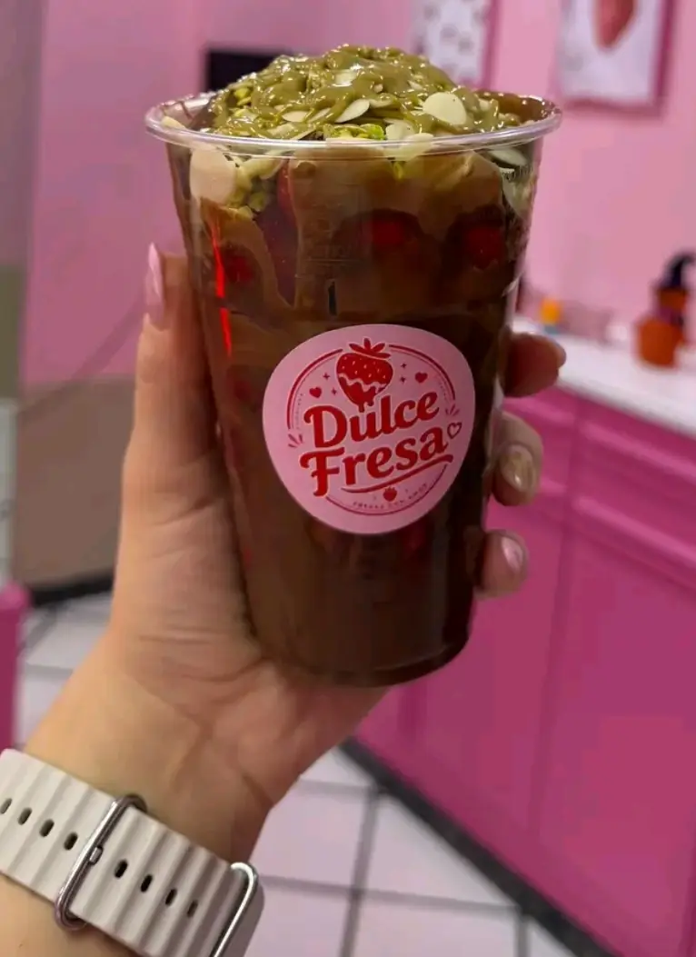 Vaso de fresas con chocolate y crema de pistacho