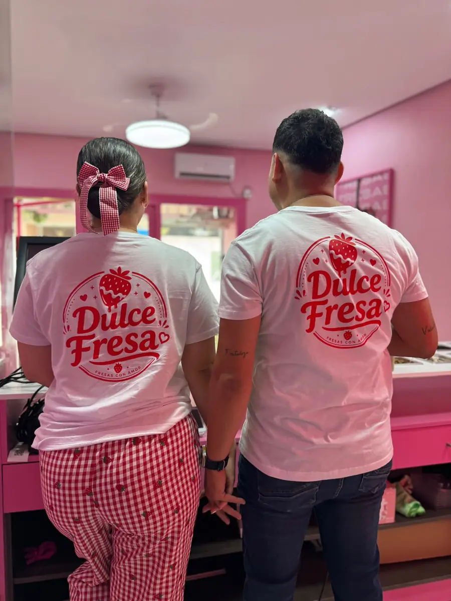 Los dos de espaldas con las camisetas de Dulce Fresa