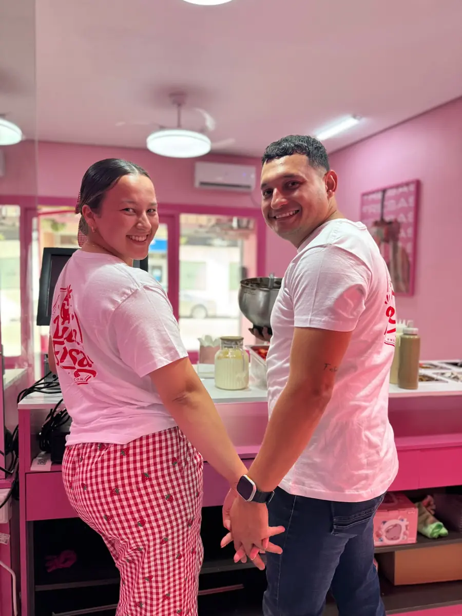 La pareja fundadora de Dulce Fresa cogida de la mano detrás del mostrador