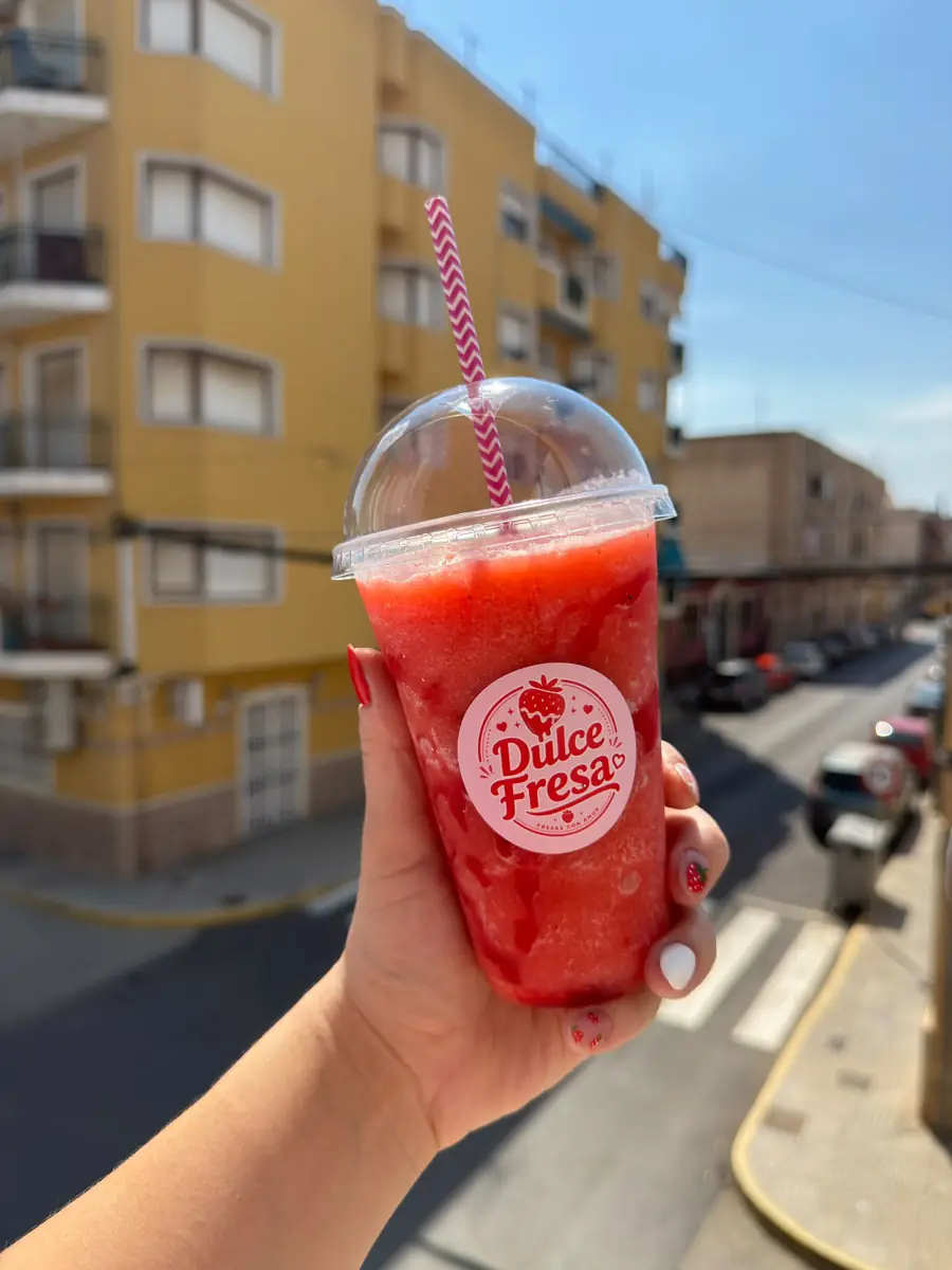 Granizado de fresa en vaso con pajita