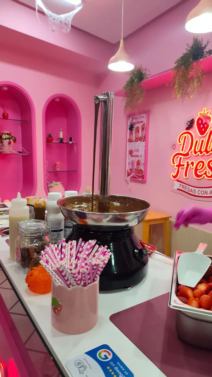 La fuente de chocolate en marcha sobre el mostrador